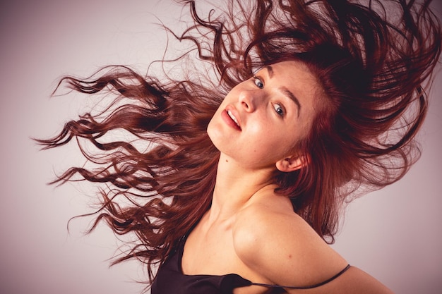 Photo young woman against gray background