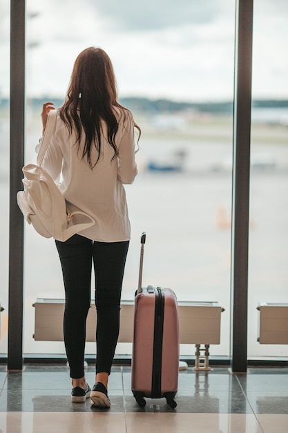 비행 항공기를 기다리는 공항 라운지에서 젊은 여자