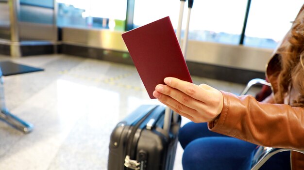 Foto una giovane donna in aeroporto