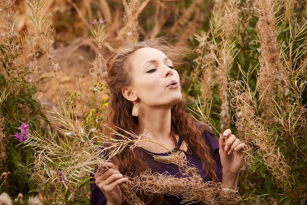 Фото Молодая женщина среди растений на поле