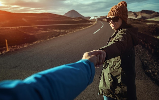 写真 アイスランドの若い女性と男性