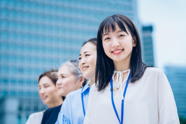 写真 若い女性と社会のシニアメンバー