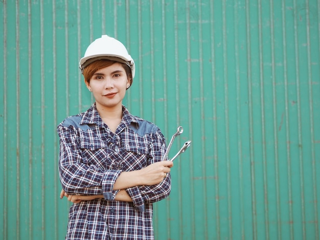 Photo young woman asian woman working at building site.