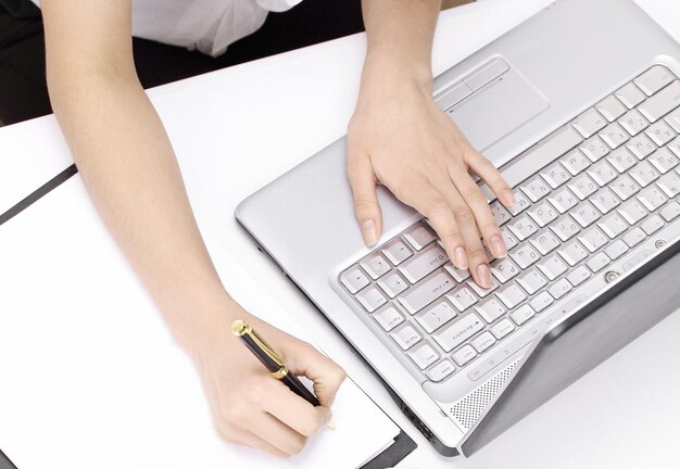 Photo young woman assistant with paperwork in the office