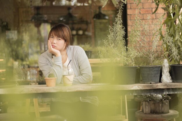 사진 야외 카페 에 있는 젊은 여자