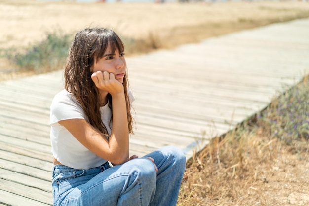 写真 屋外での若い女性