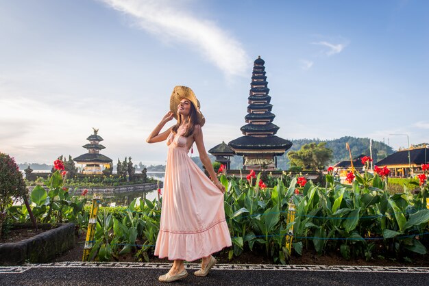 写真 バリ島プラウルンダヌブラタンで若い女性