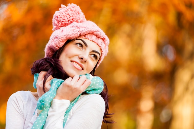 Giovane donna alla foresta di autunno