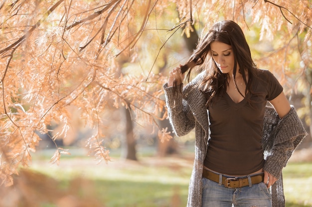 Foto giovane donna nella foresta d'autunno