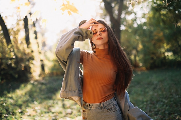 Giovane donna nel parco d'autunno