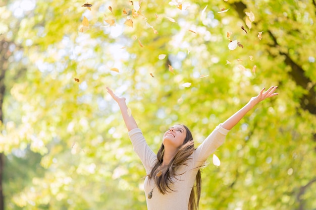 Foto giovane donna al parco d'autunno