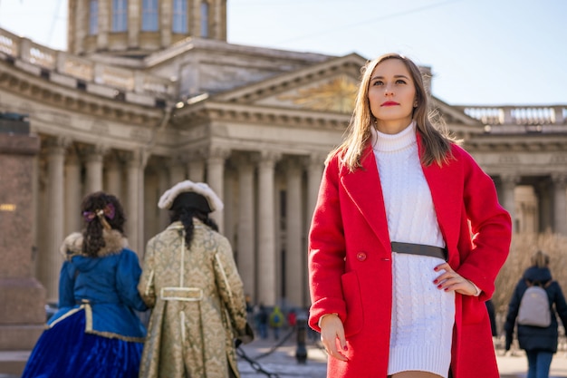 Foto giovane donna sullo sfondo della cattedrale di kazan