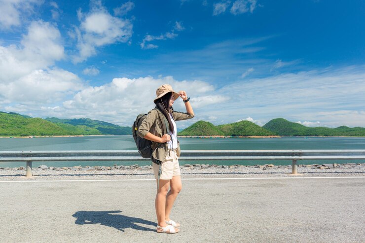 Photo 若い女性のバックパッキング旅行正面図