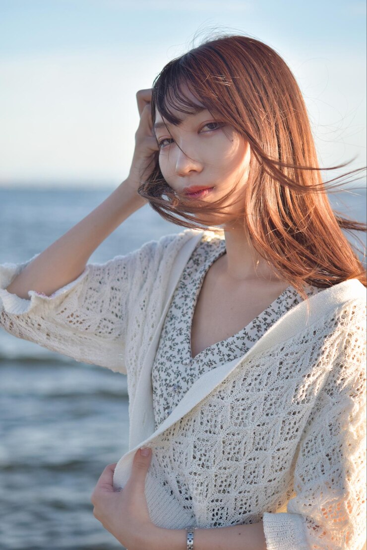 Photo 空の向こうのビーチで若い女性