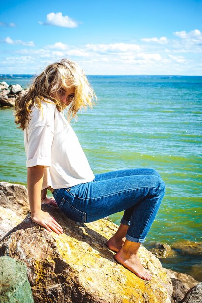 Photo young woman at beach