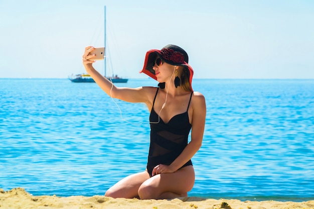 Giovane donna su una spiaggia