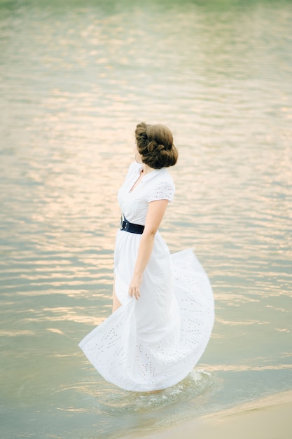 Foto giovane donna sulla spiaggia