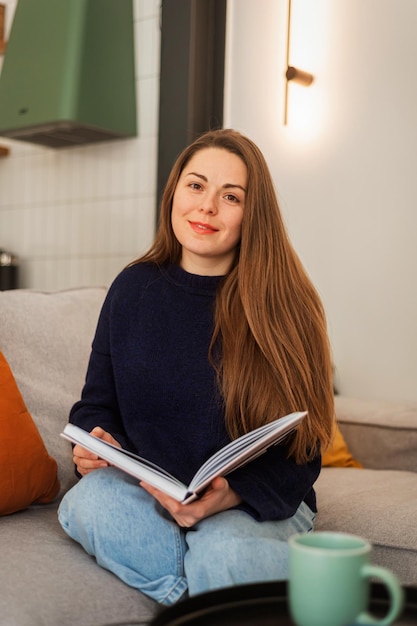 Giovane donna in una bella casa moderna interno fienile casa relax e comfort tempo piacevole