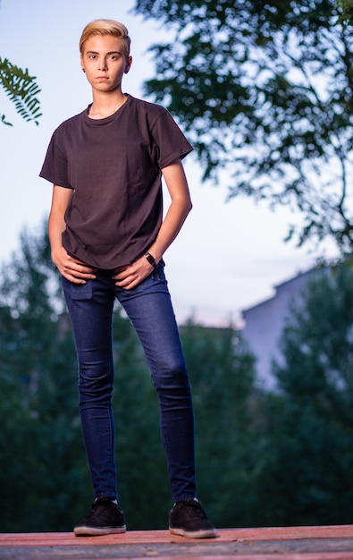 Tomboy di bellezza della giovane donna che posa in vestiti casuali in spagna. educazione di genere e adolescenti non binari