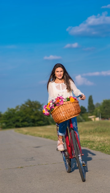 Foto giovane donna in bicicletta