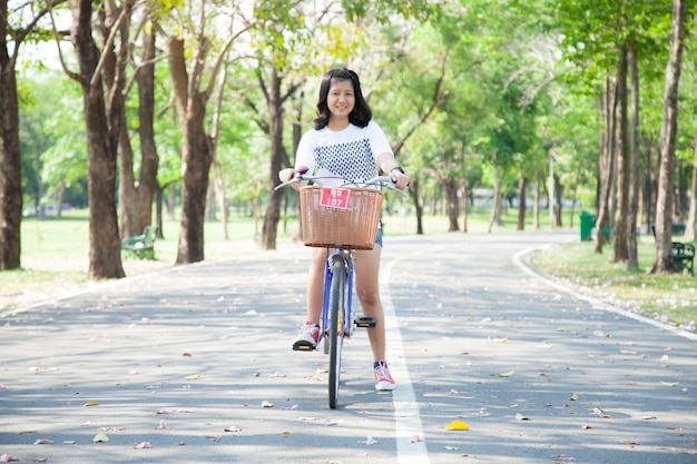 若い女性が自転車に乗る。