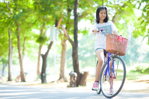 若い女性が自転車に乗る。