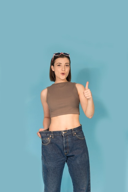 Photo young woman in big jeans