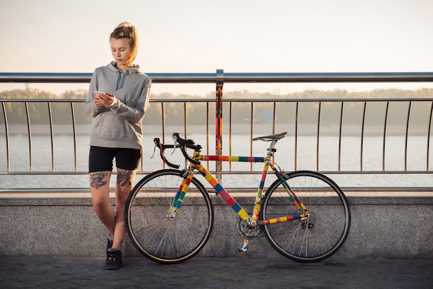 若い女性と市内の自転車