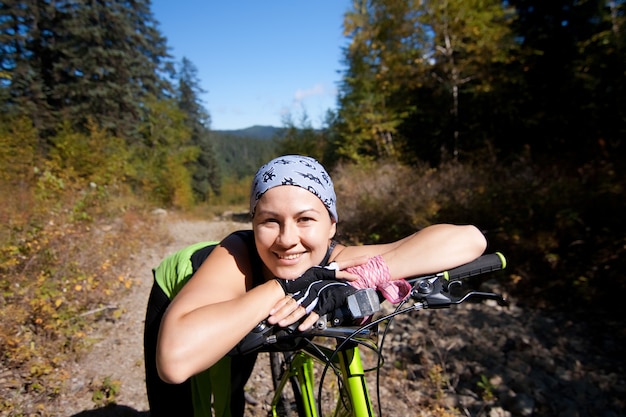 山で自転車に乗って若い女性