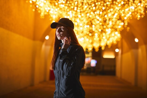 Foto la giovane donna in strada del cappone nero che riposa di notte atleta della donna durante l'esercizio di jogging ha riposa...