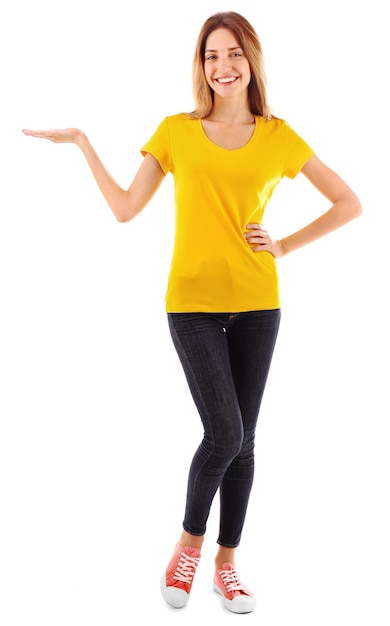 白い背景の上の空白の黄色のTシャツの若い女性
