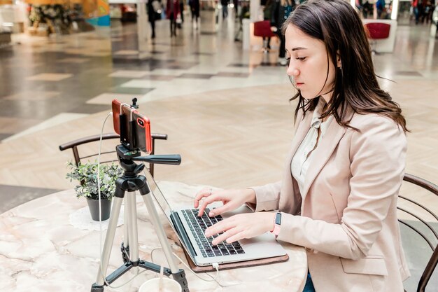 Foto giovane donna blogger al vlogging del centro commerciale