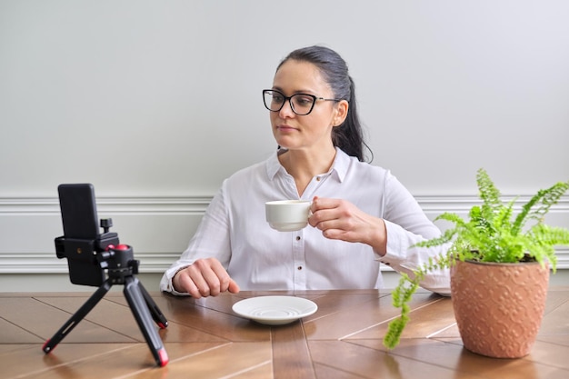 自宅で放送された若い女性ブロガーvloggerレコーディング