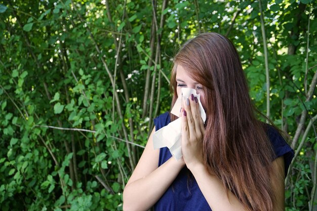 Foto giovane donna che soffia il naso