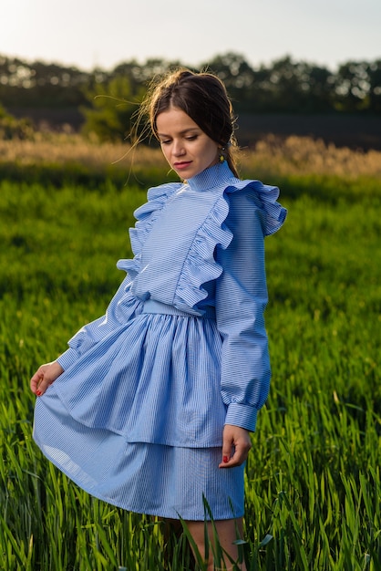 Foto giovane donna in abito a righe blu e bianco