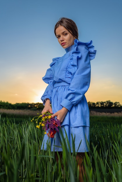 Foto giovane donna in abito a righe blu e bianco