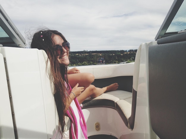 Photo young woman in boat