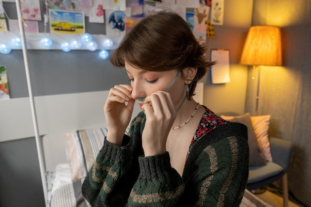 Photo young woman breathing with oxygen tube