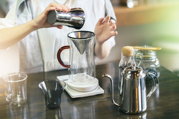 Photo a young woman brewing coffee in a relaxing space