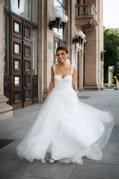 Sposa della giovane donna in vestito bianco