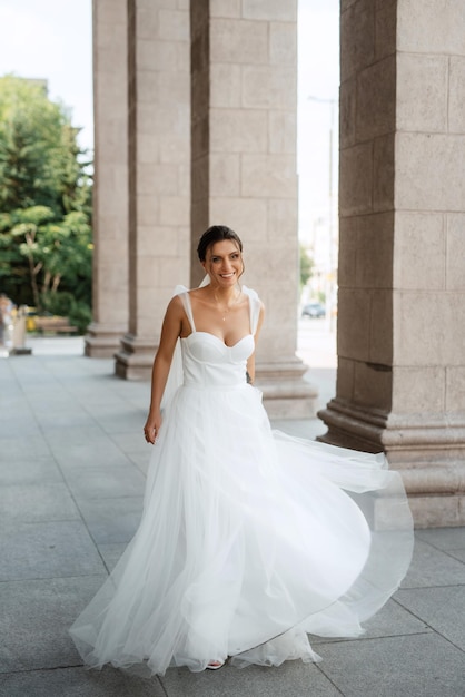 Sposa della giovane donna in vestito bianco