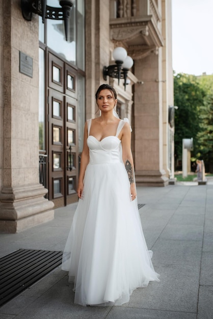 Sposa della giovane donna in vestito bianco