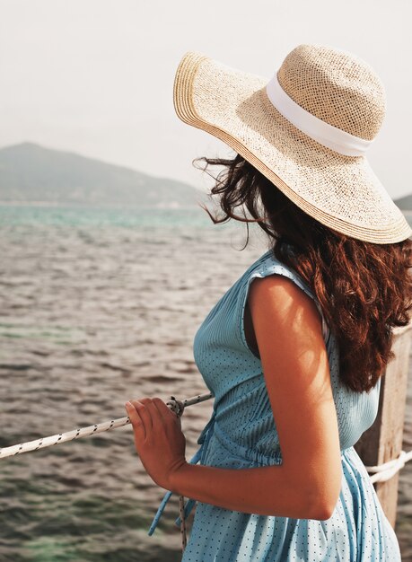 橋の上の若い女性。夏の時間。