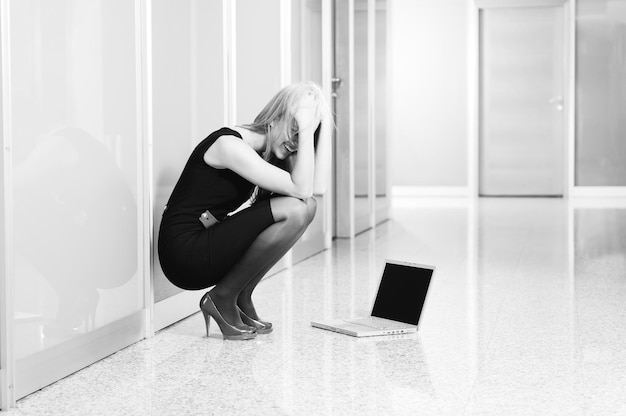 젊은 여성 비즈니스 문제 노트북