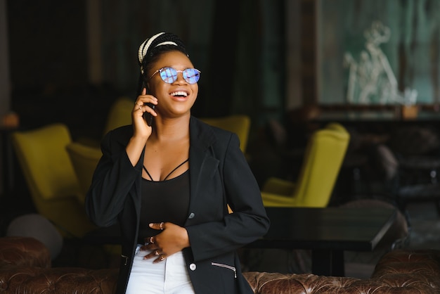 Photo young woman in a cafe talking on the phone