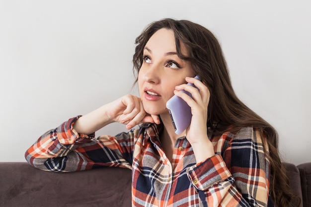 Foto ragazza del telefono di chiamata della giovane donna che parla al telefono