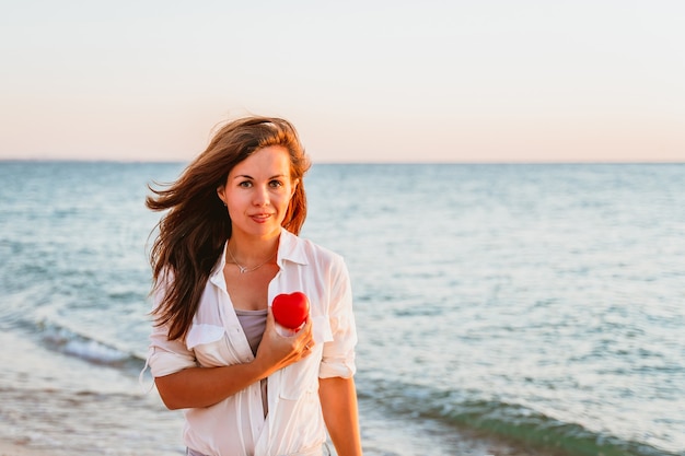молодая женщина на спокойном романтическом пляже у моря Летняя женщина отдыхает концепция