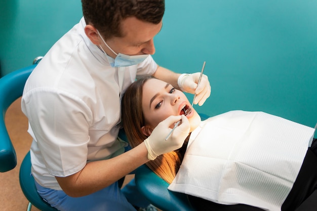 La giovane donna venne dal dentista per un esame