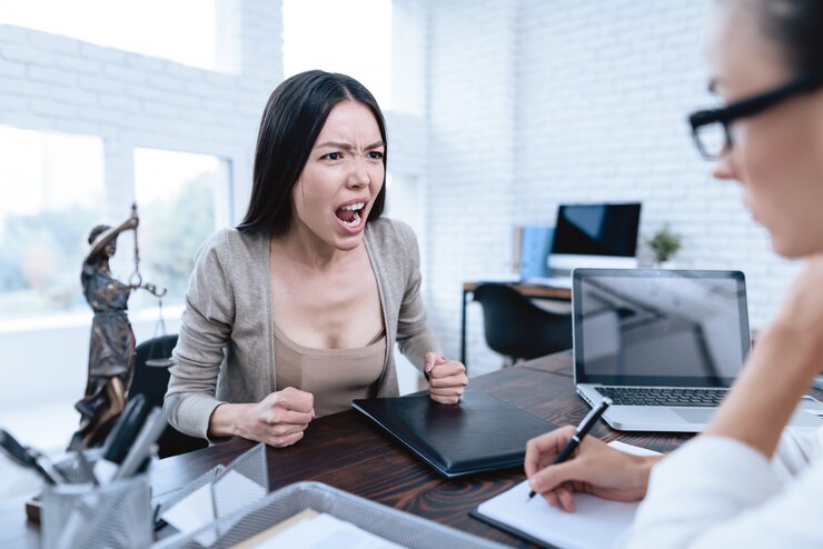 若い女性が弁護士の離婚の概念に来た