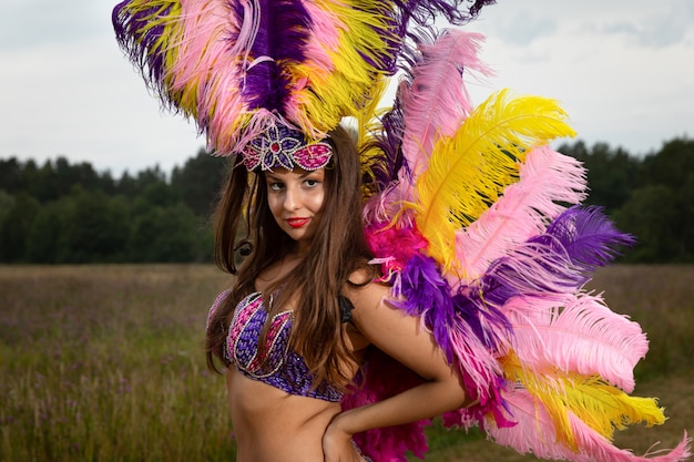 Giovane donna in costume di carnevale all'aperto